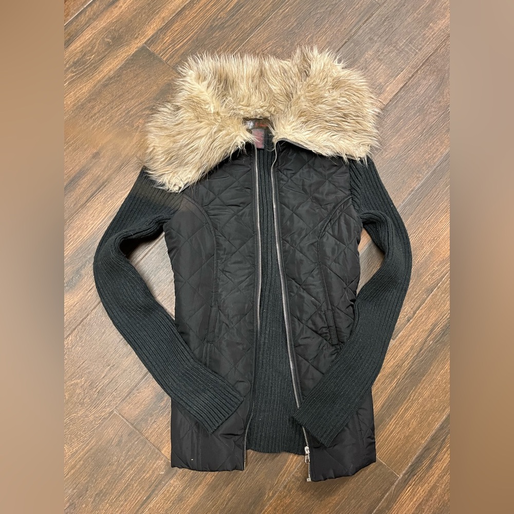 ✨Long sleeved, faux fur collar, size large black vest!✨